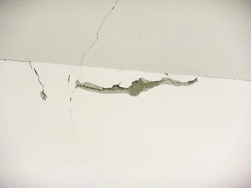 墻面開裂、發(fā)霉怎么辦？